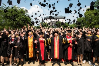 武汉学院举行毕业礼:陈一丹嘱托明生保持梦想 大咖云集成就最后一课